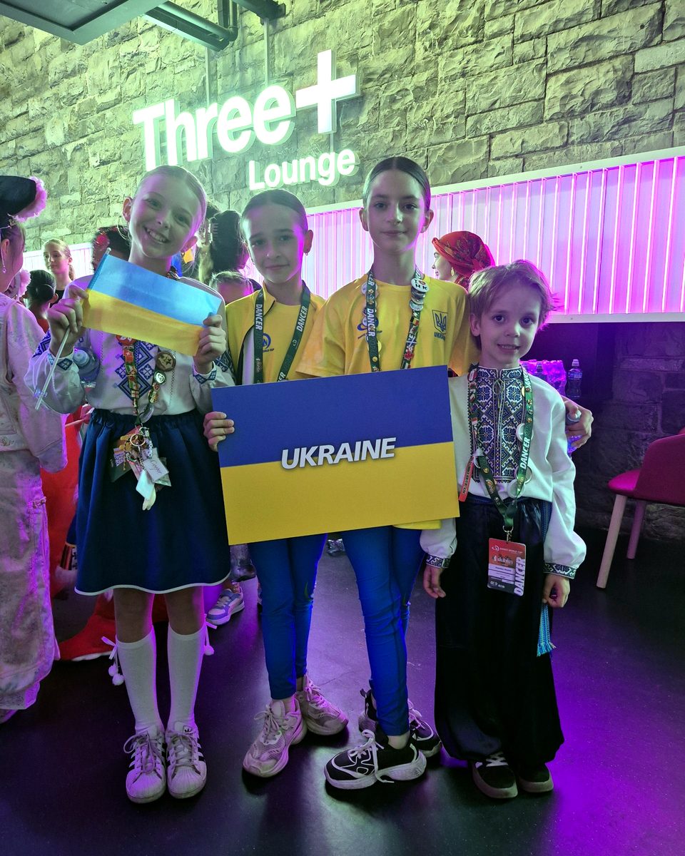 Учасники збірної України з табличкою UKRAINE перед парадом країн, Dance World Cup Finals 2026, Дублін