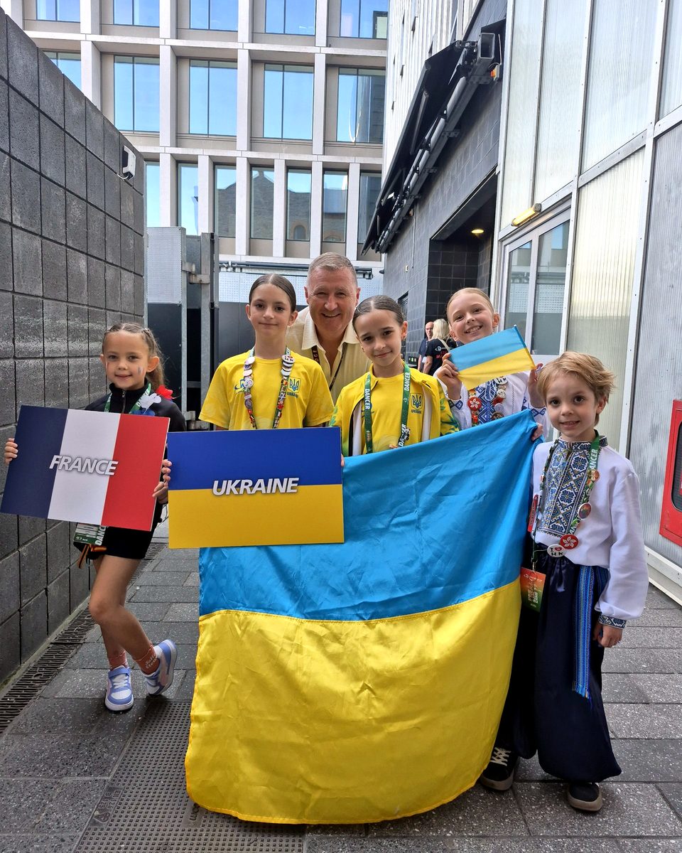 Збірна України з прапором і табличкою UKRAINE перед парадом країн, Dublin 2026