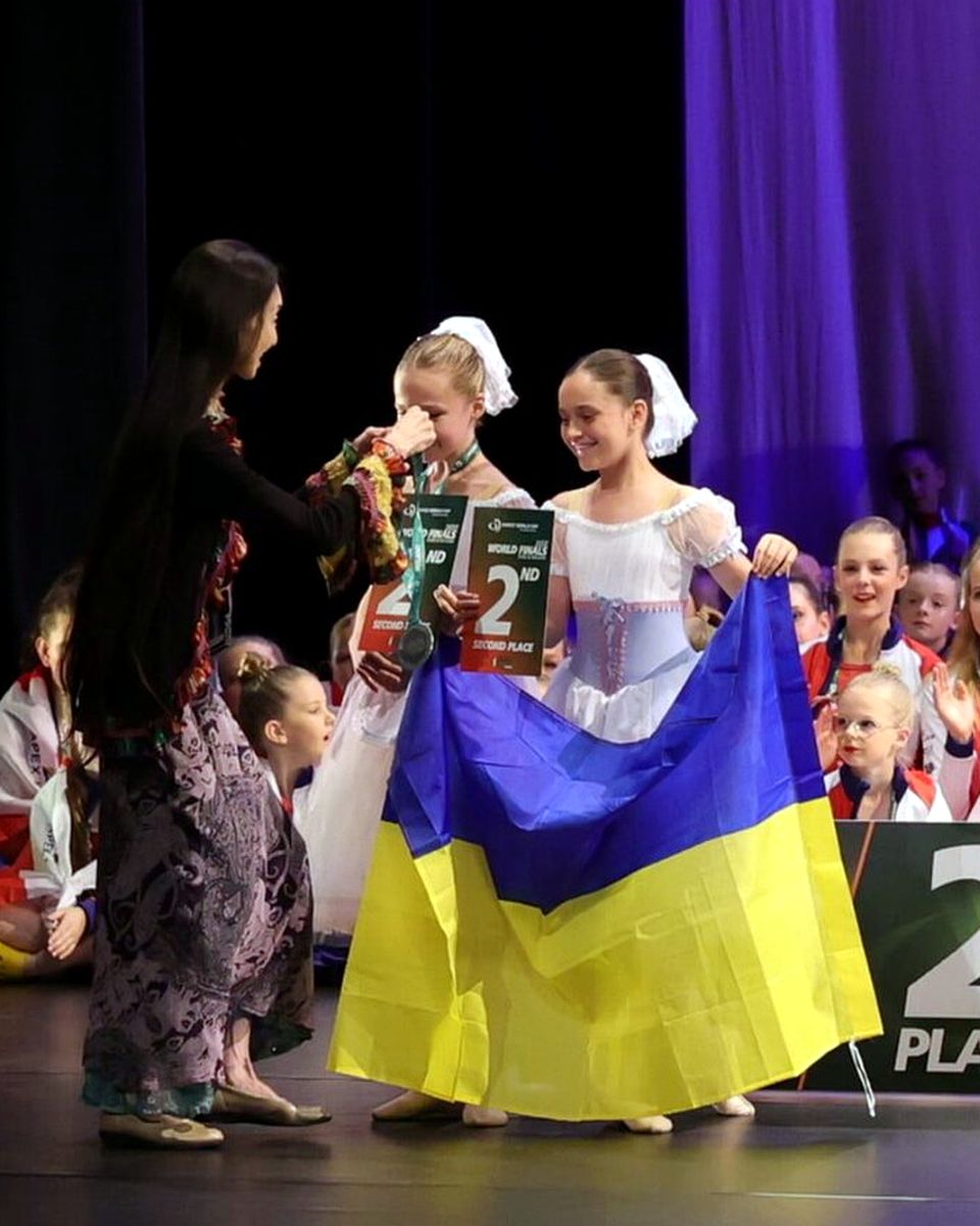 Нагородження Dance World Cup Finals 2026, Дублін: срібні призерки-дует отримують медалі збірної України