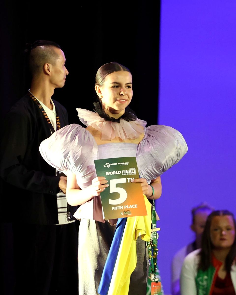 Нагородження Dance World Cup Finals 2026, Дублін: учасниця з дипломом збірної України