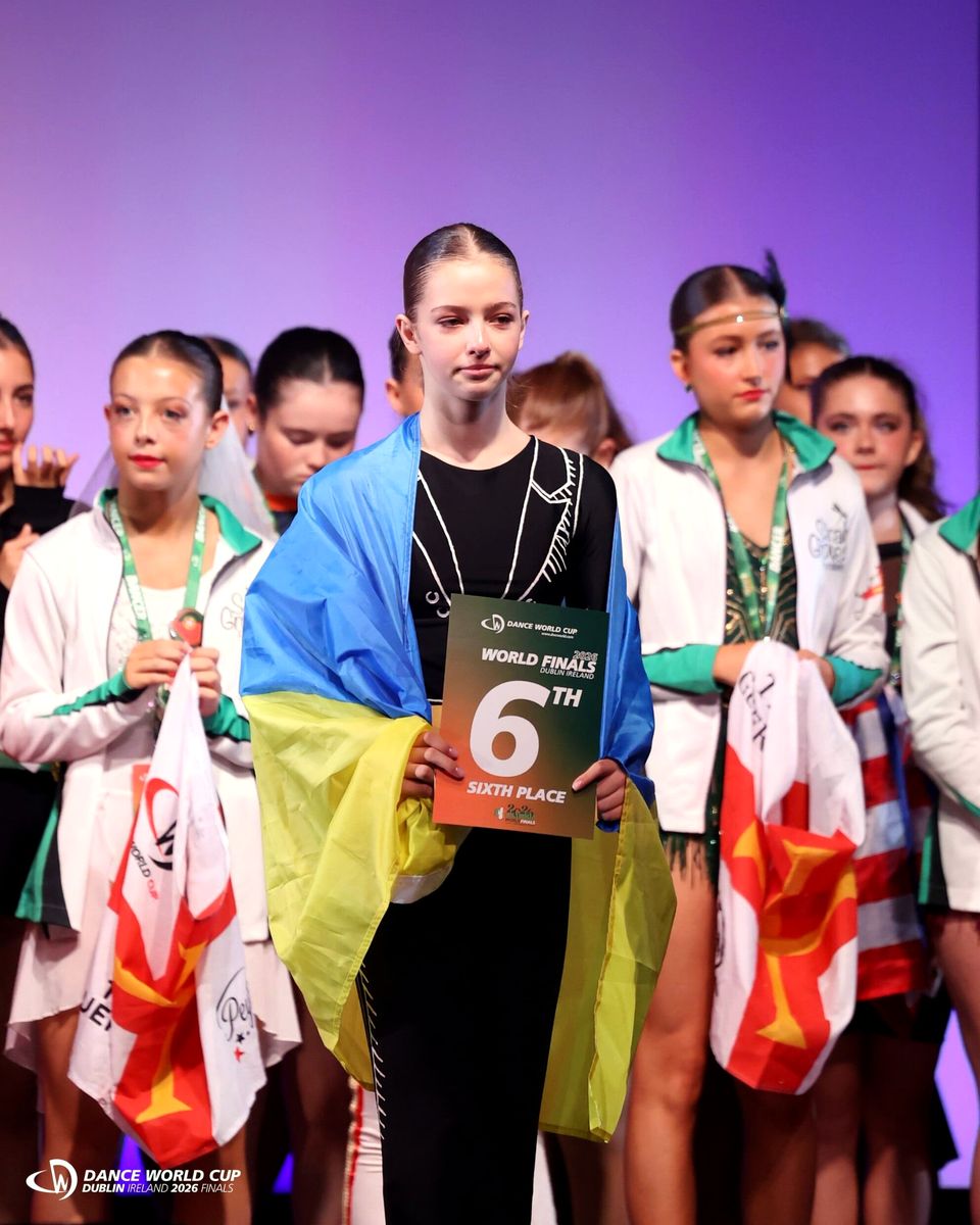 Нагородження Dance World Cup Finals 2026, Дублін: учасниця збірної з прапором збірної України