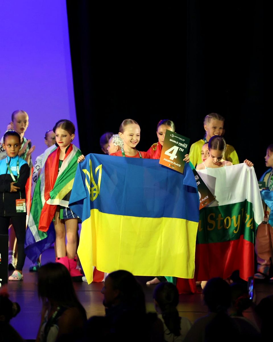 Нагородження Dance World Cup Finals 2026, Дублін: учасниця з прапором України збірної України