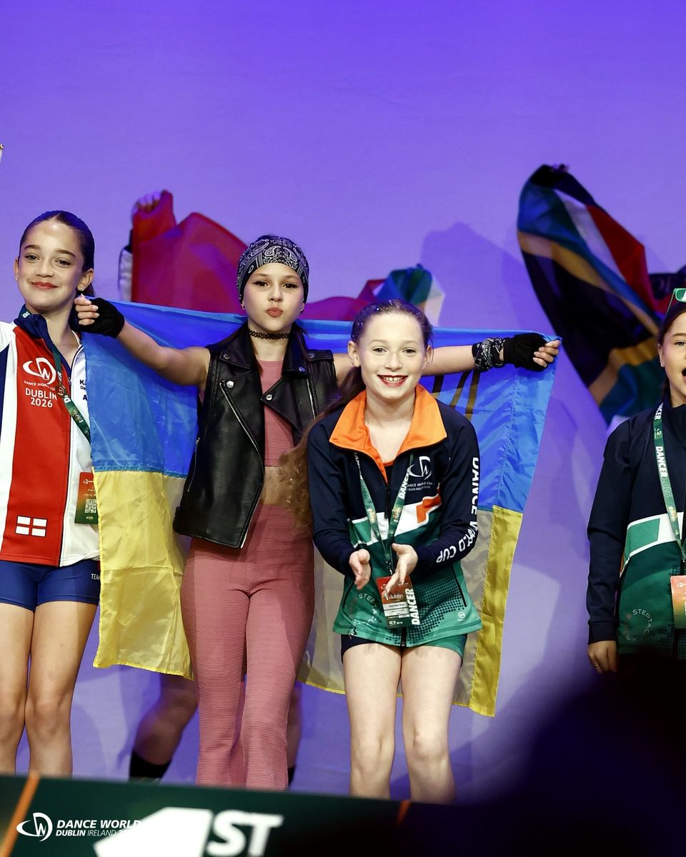 Нагородження Dance World Cup Finals 2026, Дублін: учасниця збірної з прапором збірної України